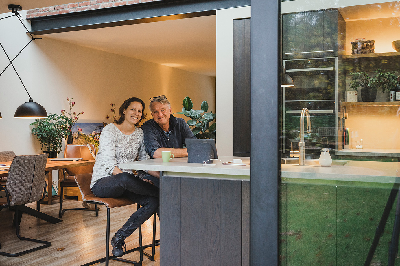 Zwarte keuken houtlook in Halsteren