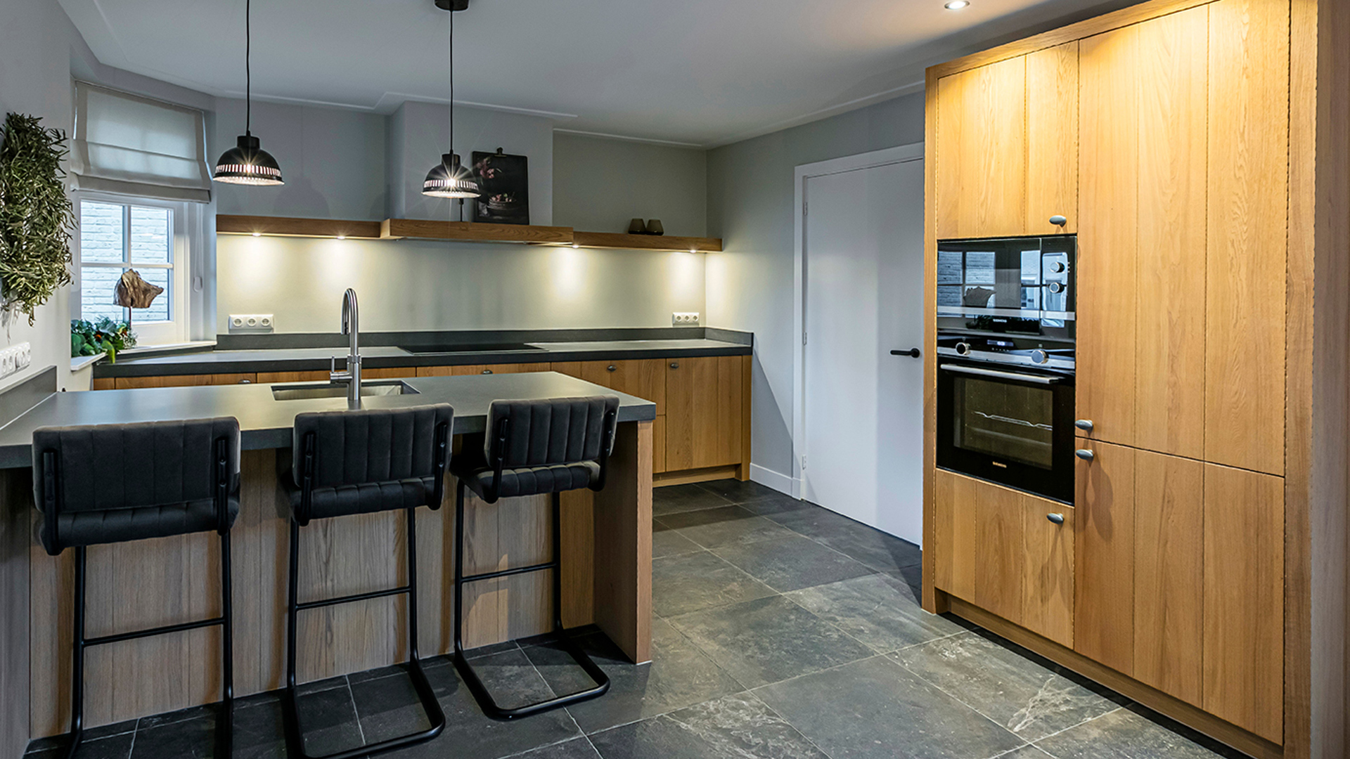 Houten keuken met schiereiland in Genemuiden