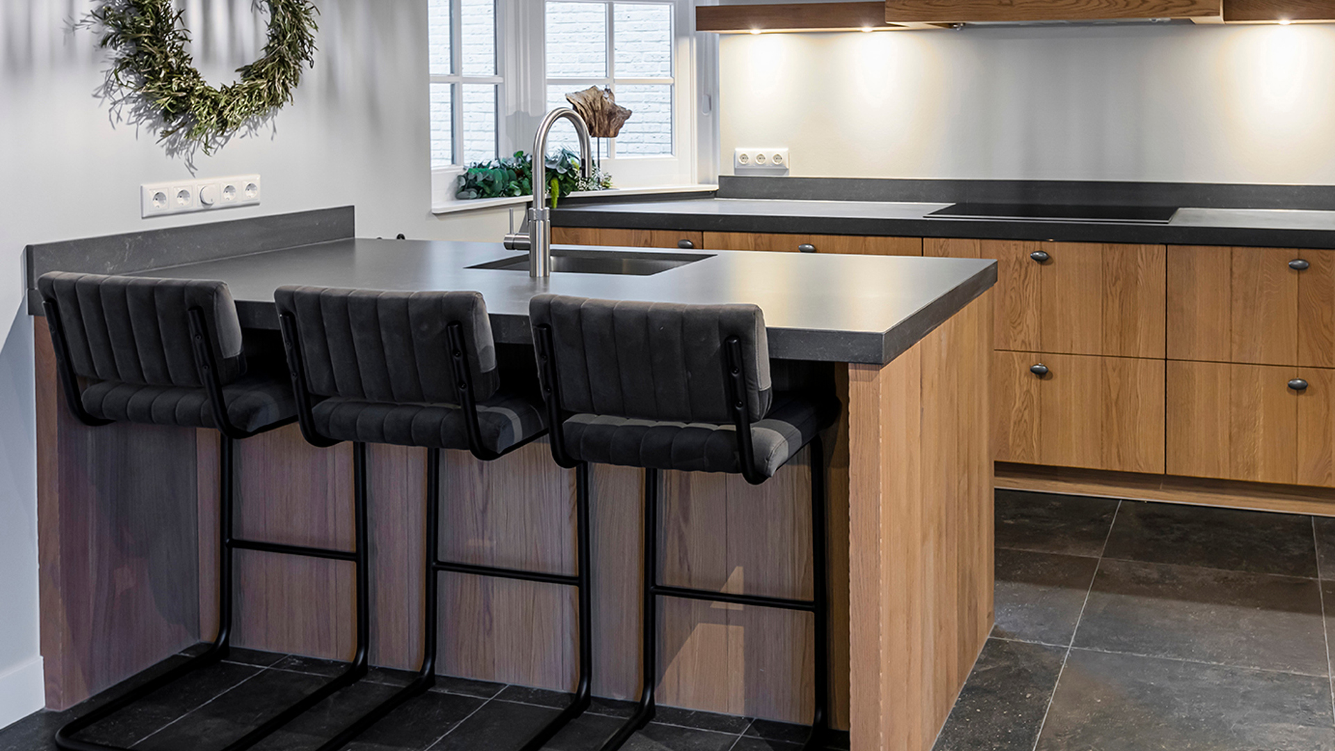 Houten keuken met schiereiland in Genemuiden