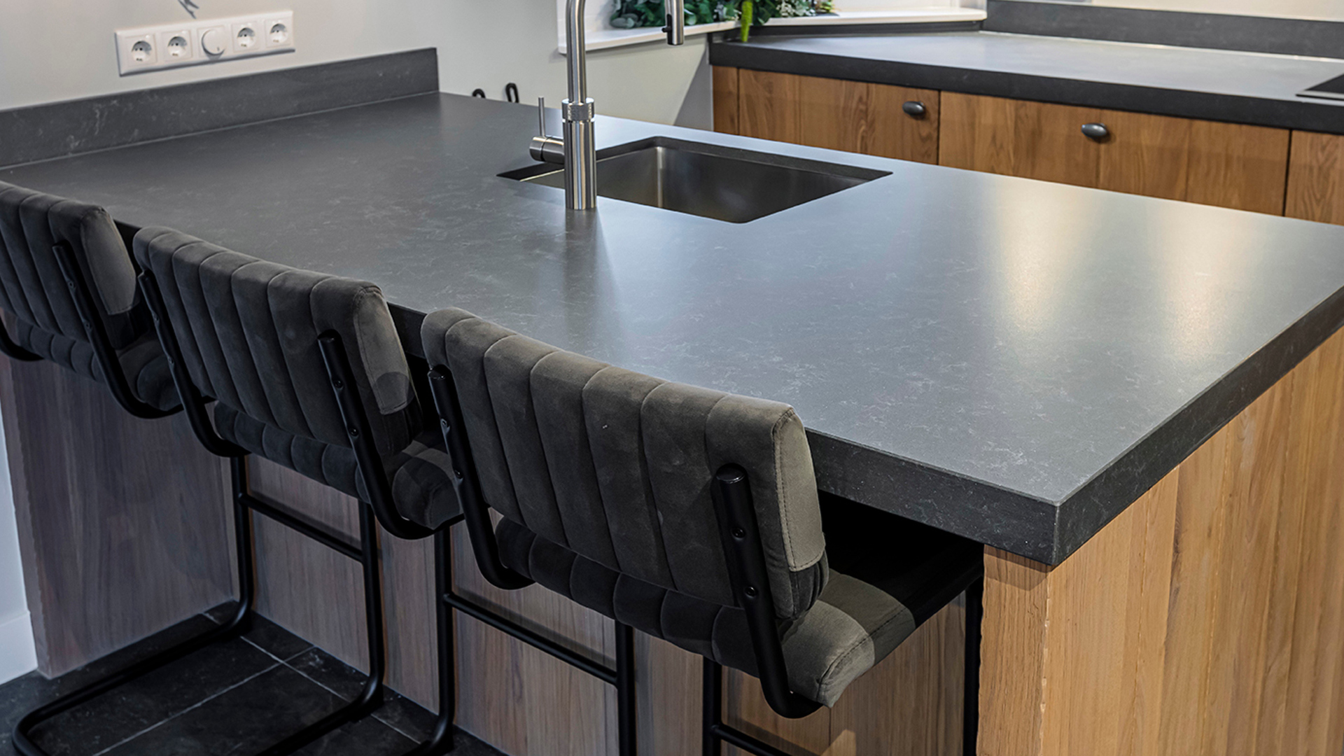 Houten keuken met schiereiland in Genemuiden