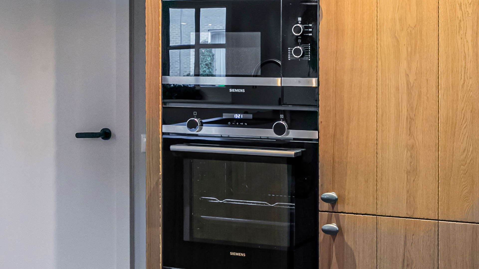 Houten keuken met inbouwapparatuur in Genemuiden