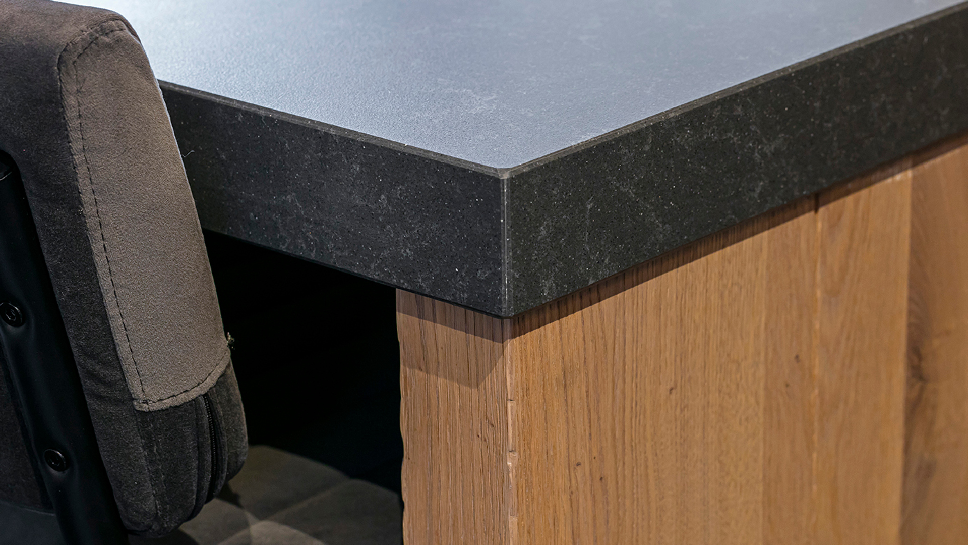 Houten keuken met stenen werkblad in Genemuiden