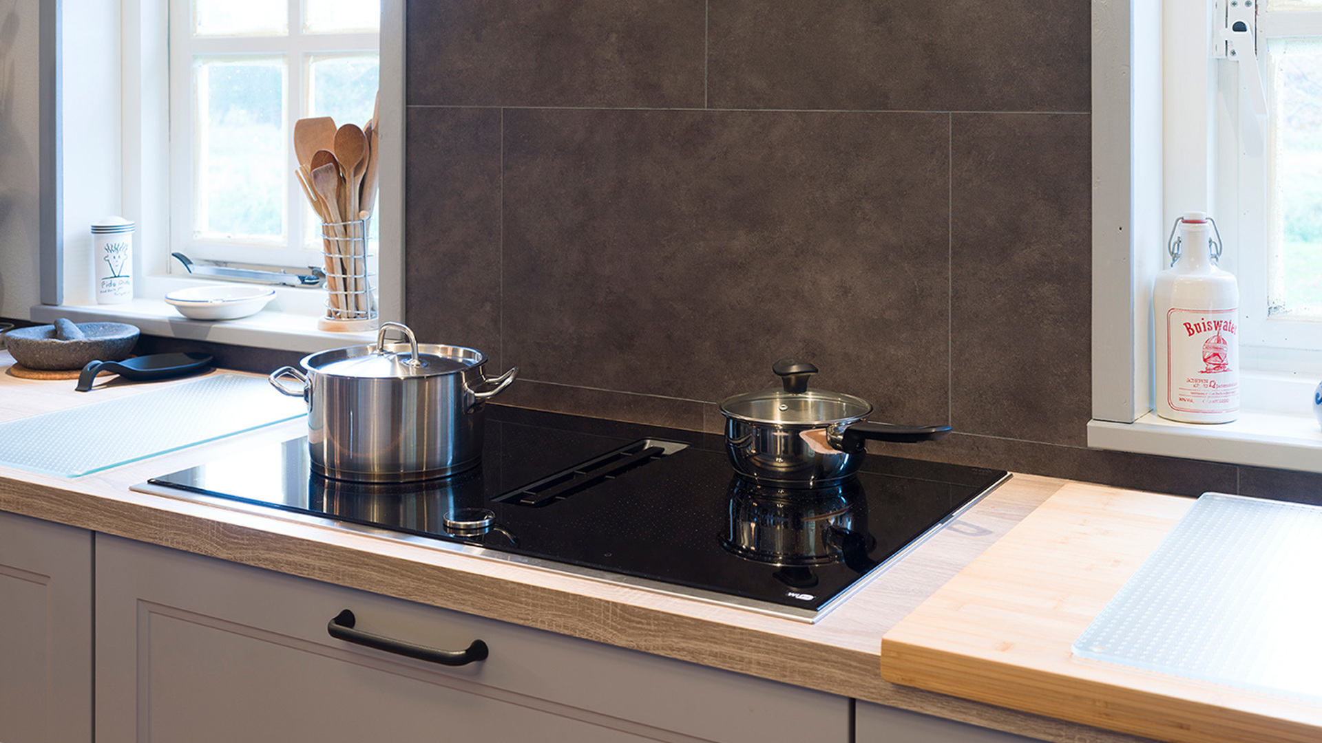 Keuken met inductiekookplaat in Kattendijke