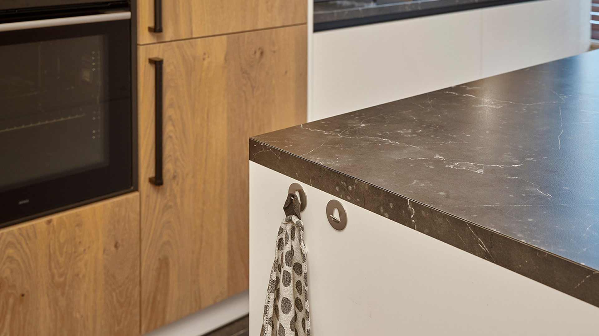 Keuken zwart wit met hout in Utrecht