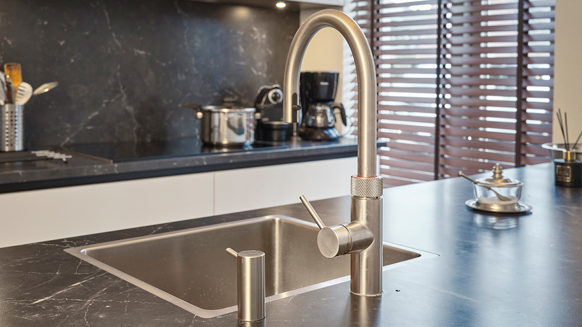 Keuken zwart wit met hout in Utrecht