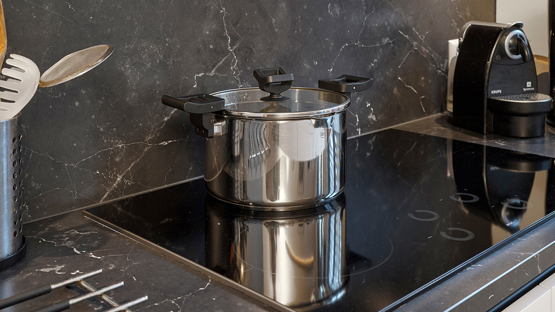 Keuken zwart wit met hout in Utrecht