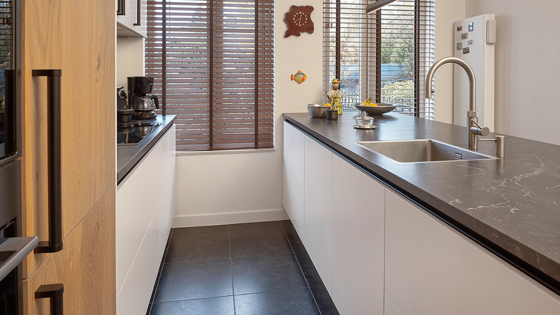 Keuken zwart wit met hout in Utrecht