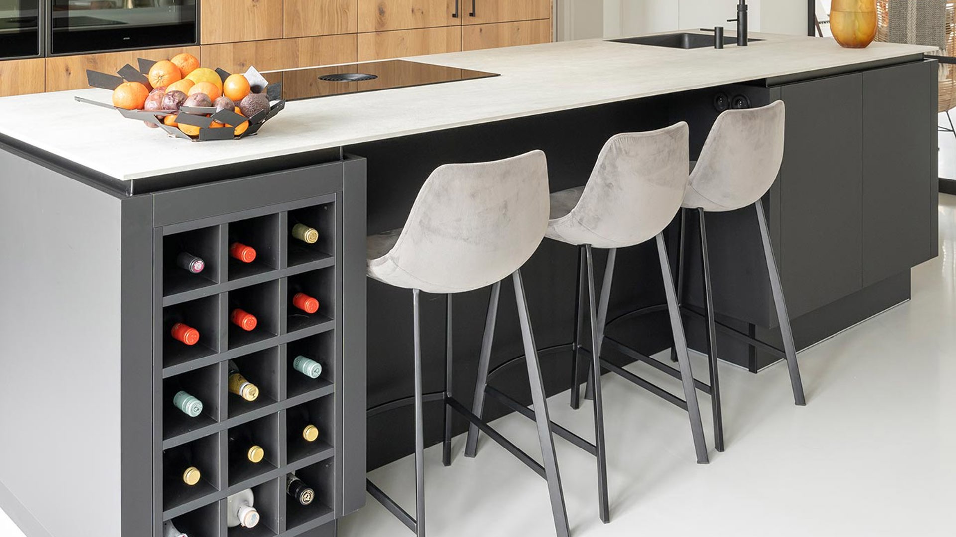 Matzwart-kookeiland-wit-blad