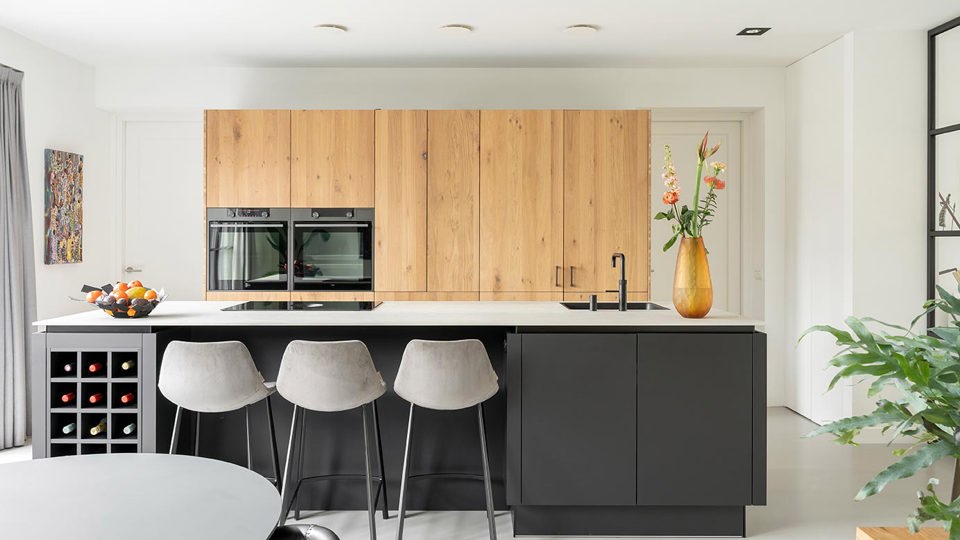 Moderne keuken met eiland