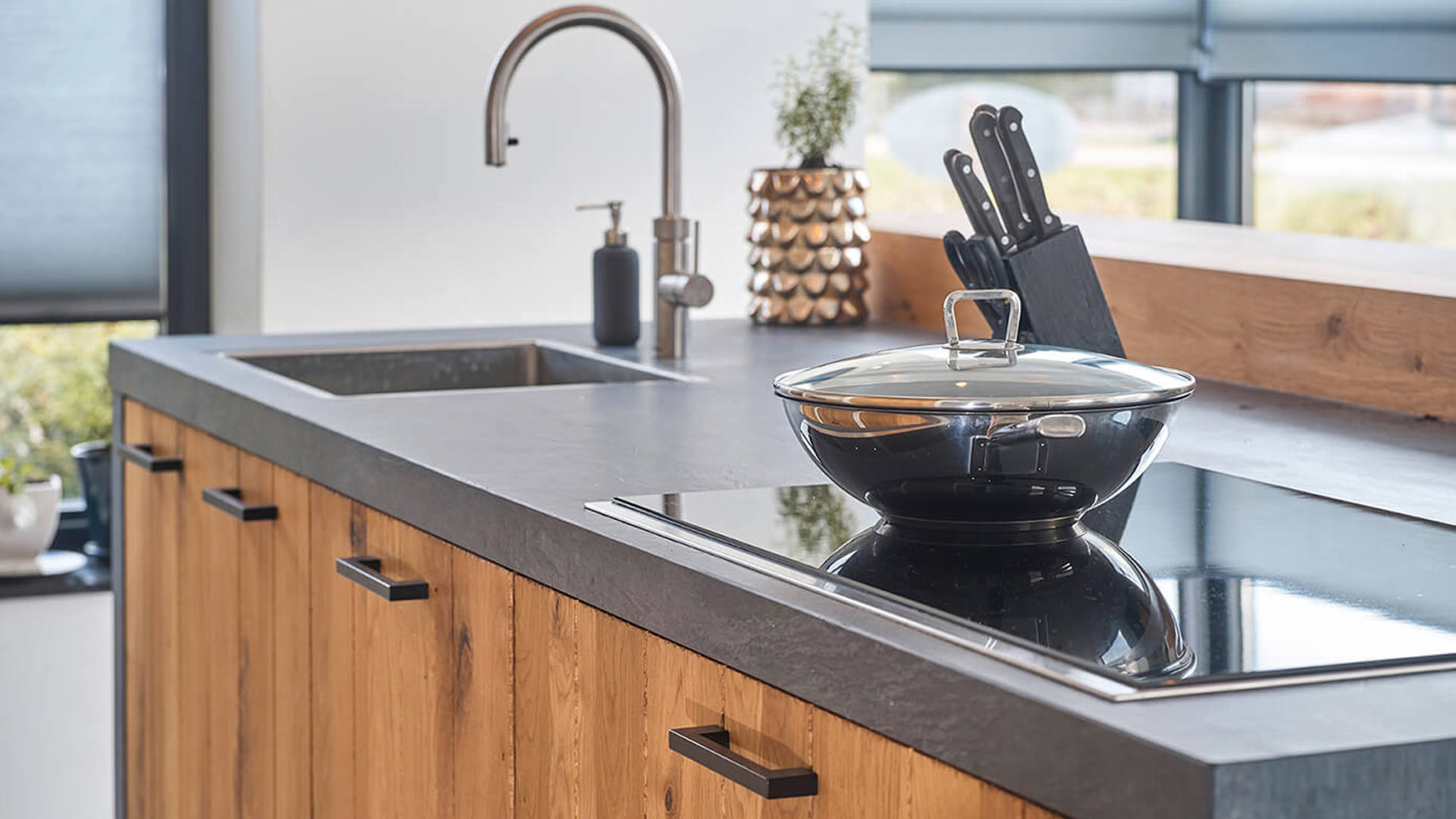 Strakke keuken met eikenhouten fronten