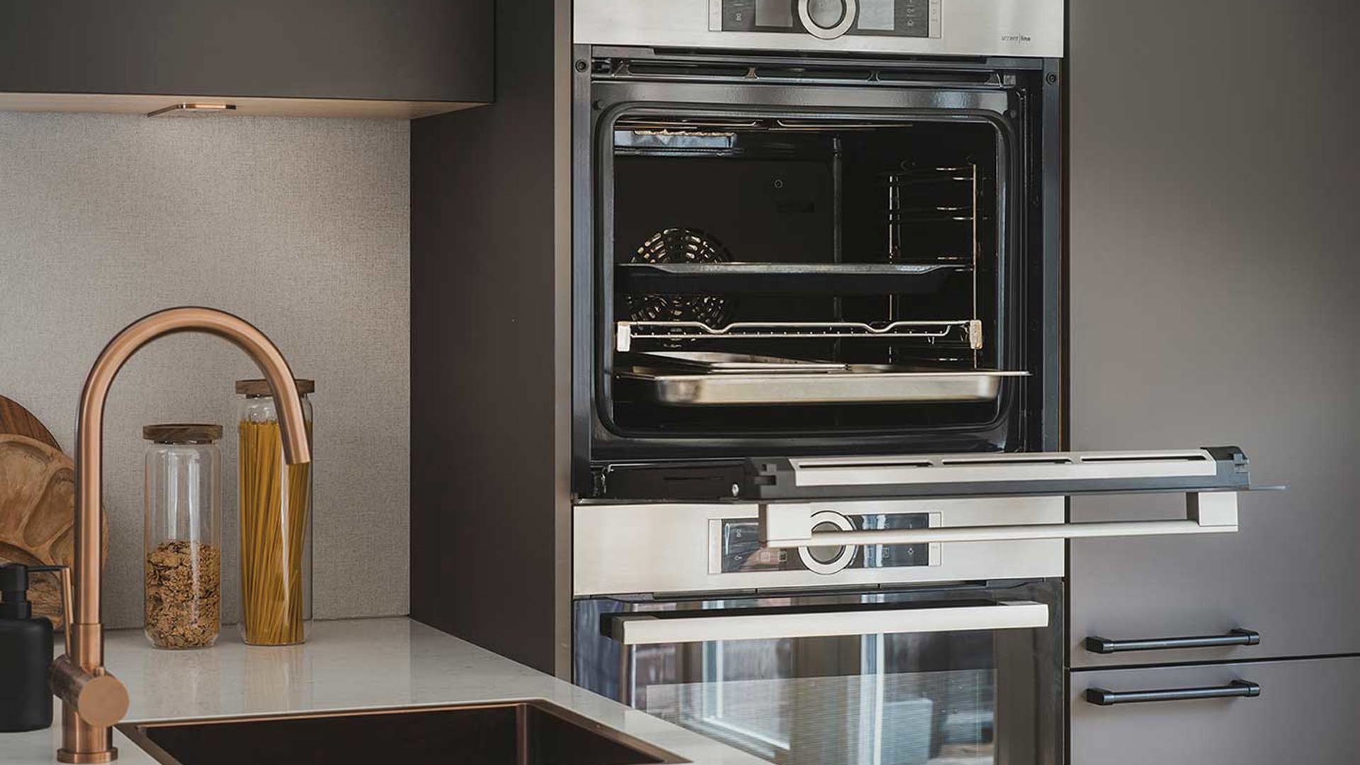 Kookeiland met inbouwapparatuur