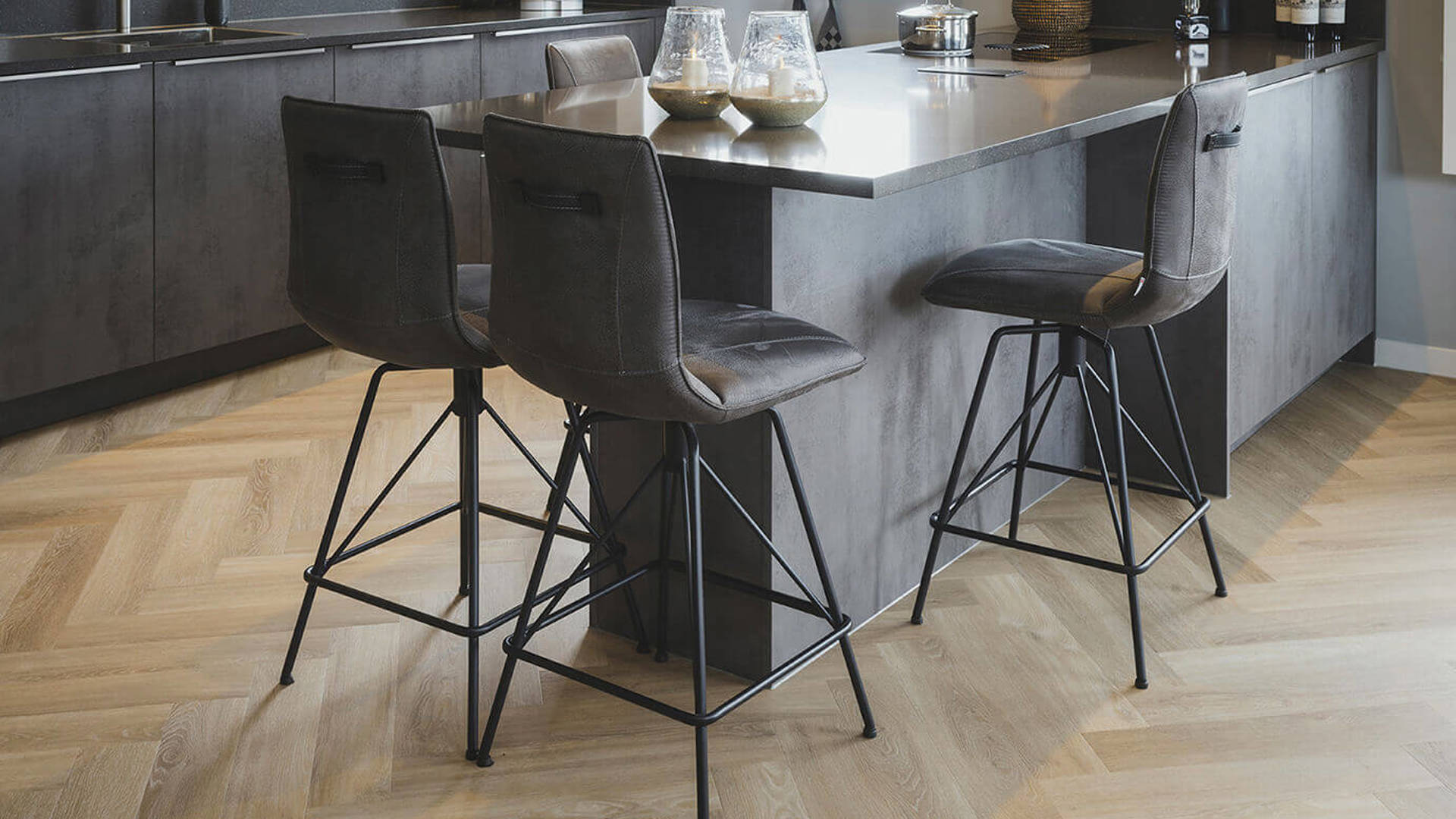 Grijze greeploze keuken