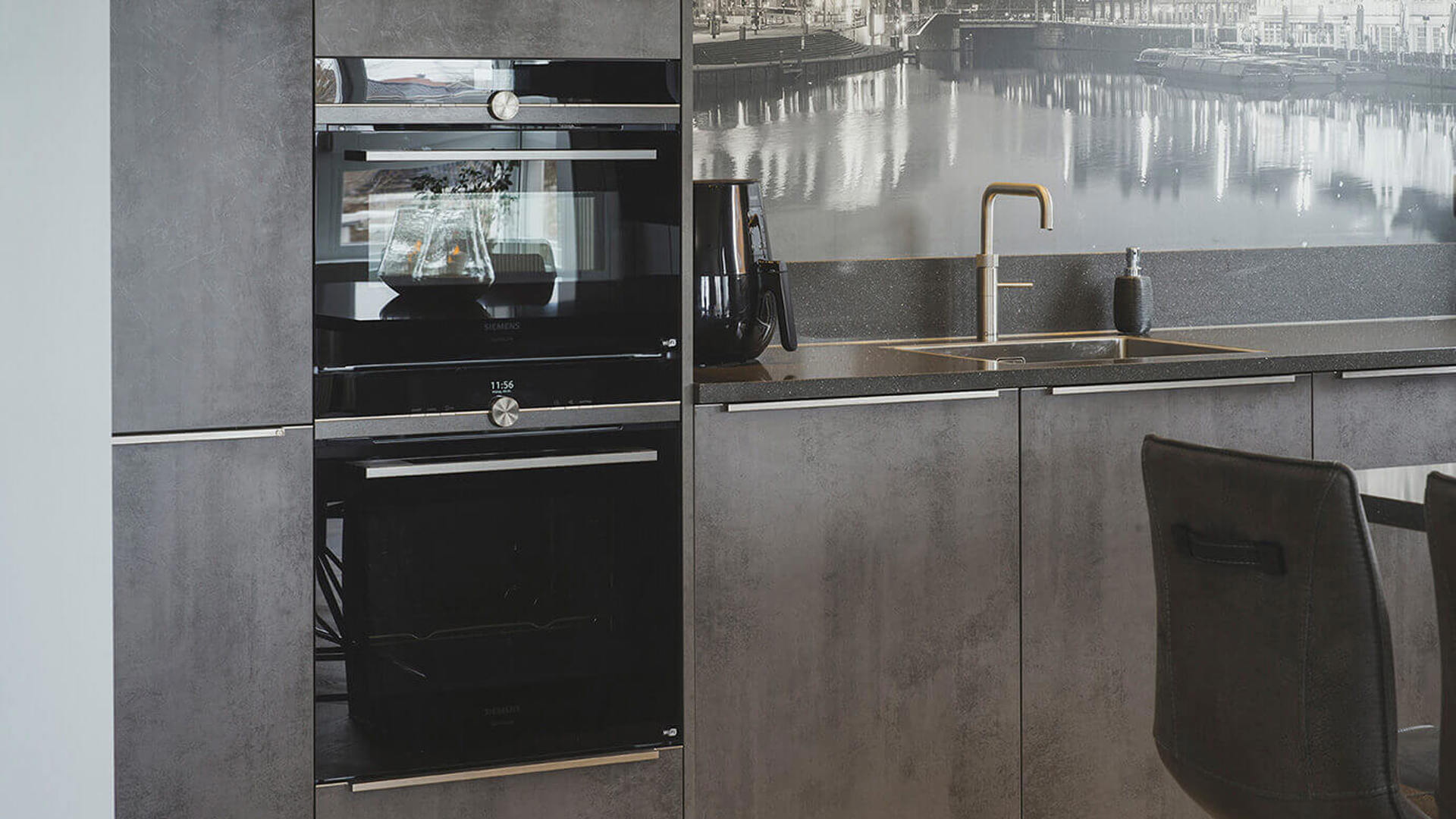 Grijze greeploze keuken met inbouwapparatuur