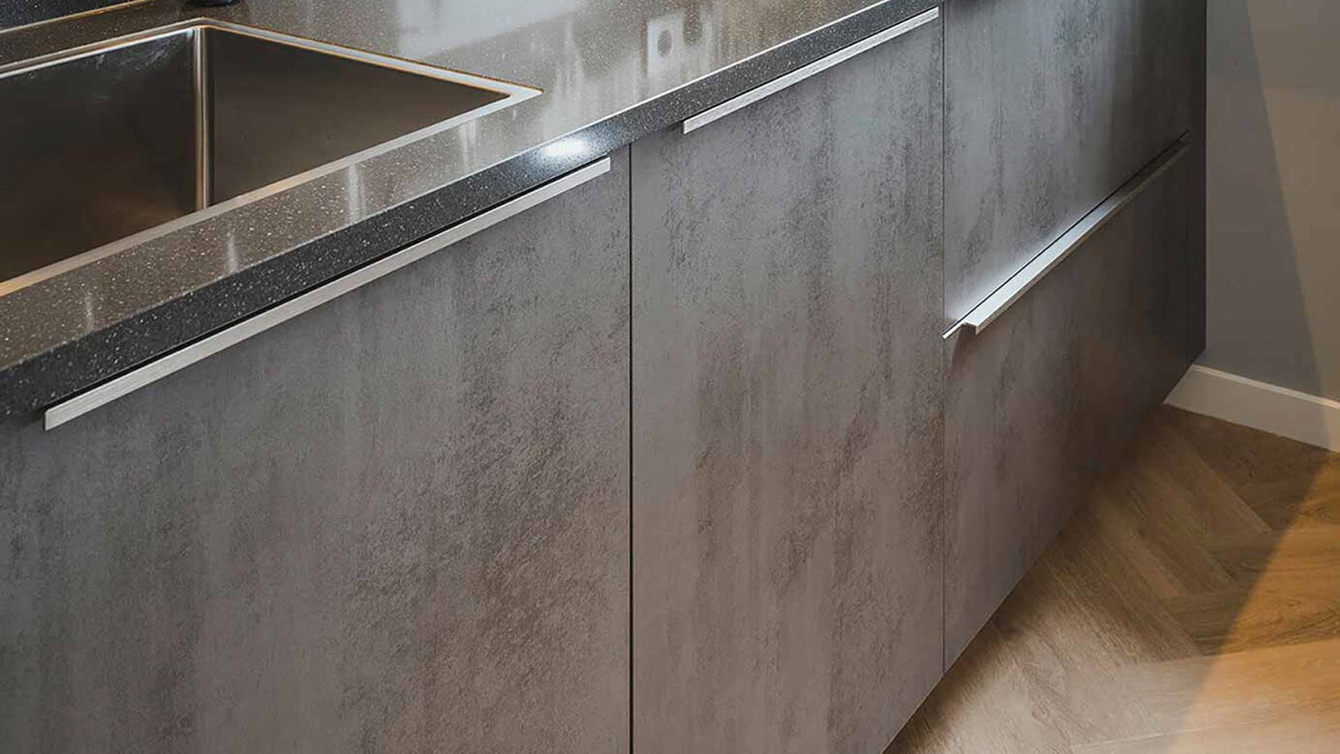 Grijze greeploze keuken