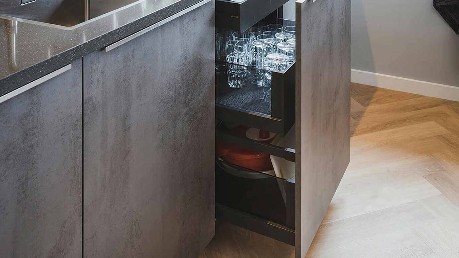 Grijze greeploze keuken met lades