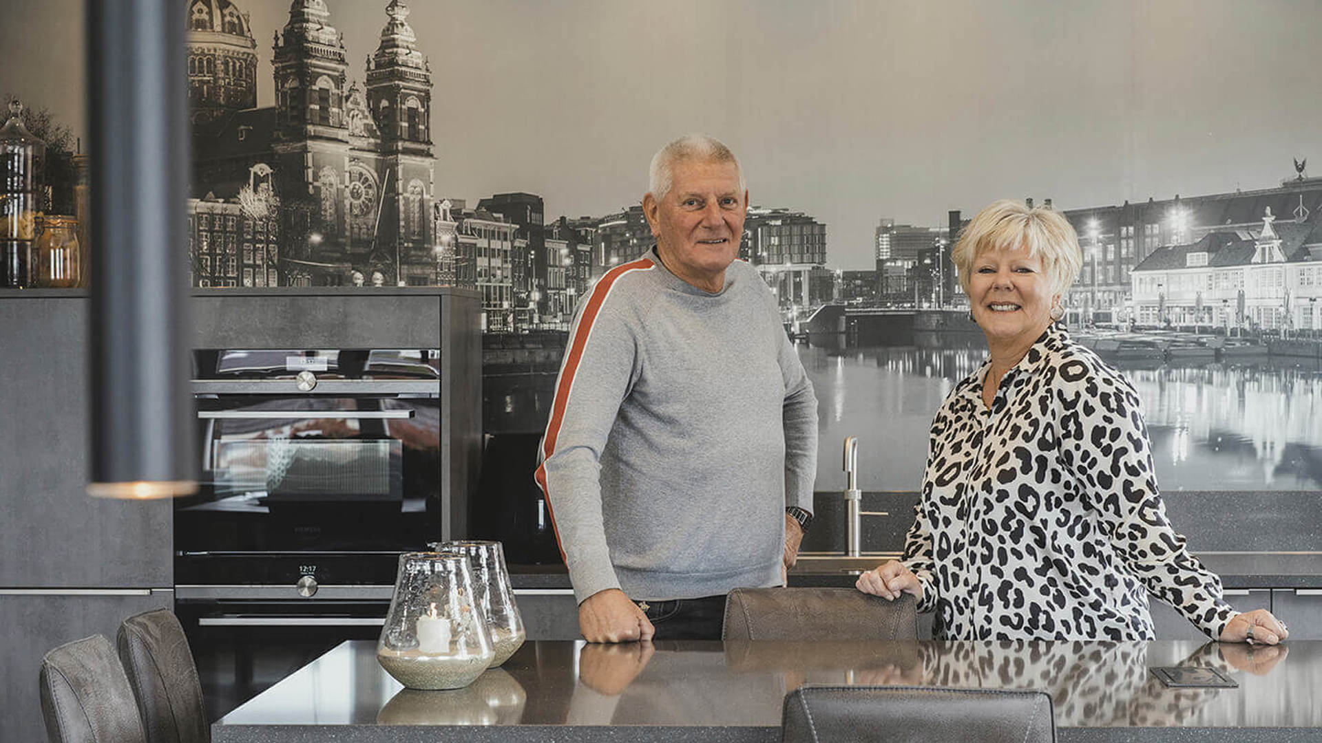 Grijze greeploze keuken familie