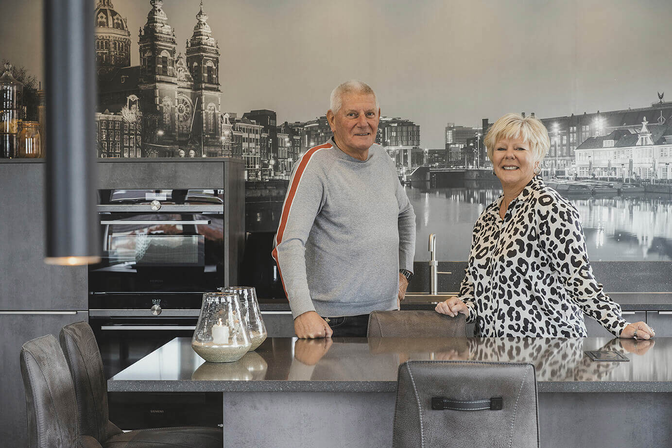 Grijze greeploze keuken familie