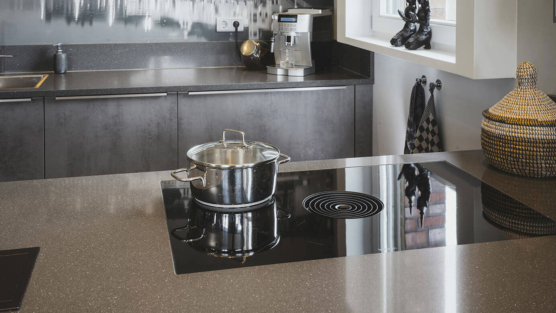 Grijze greeploze keuken met afzuigsysteem