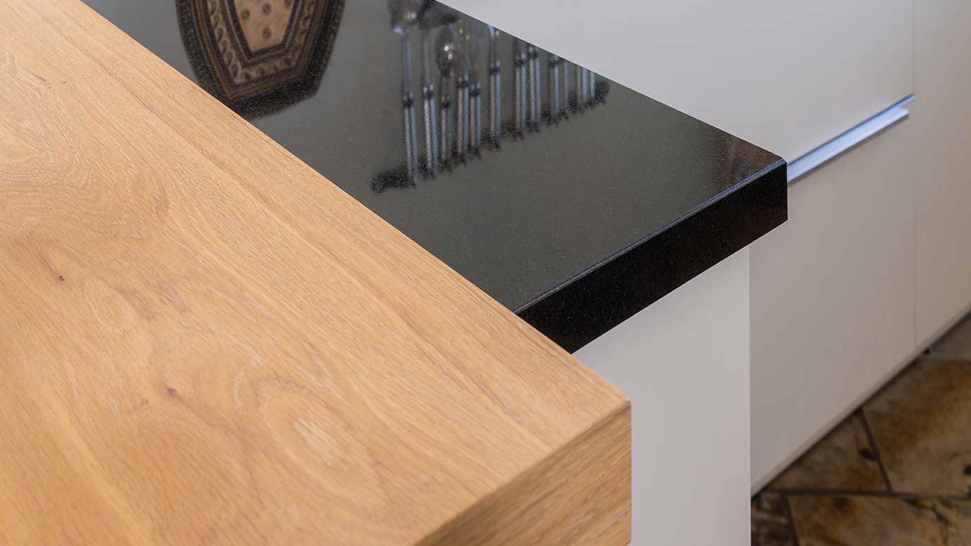 Zandkleurige G-keuken met bar