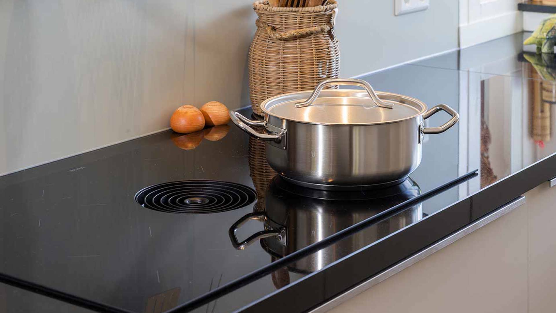 Zandkleurige G-keuken met inductiekookplaat