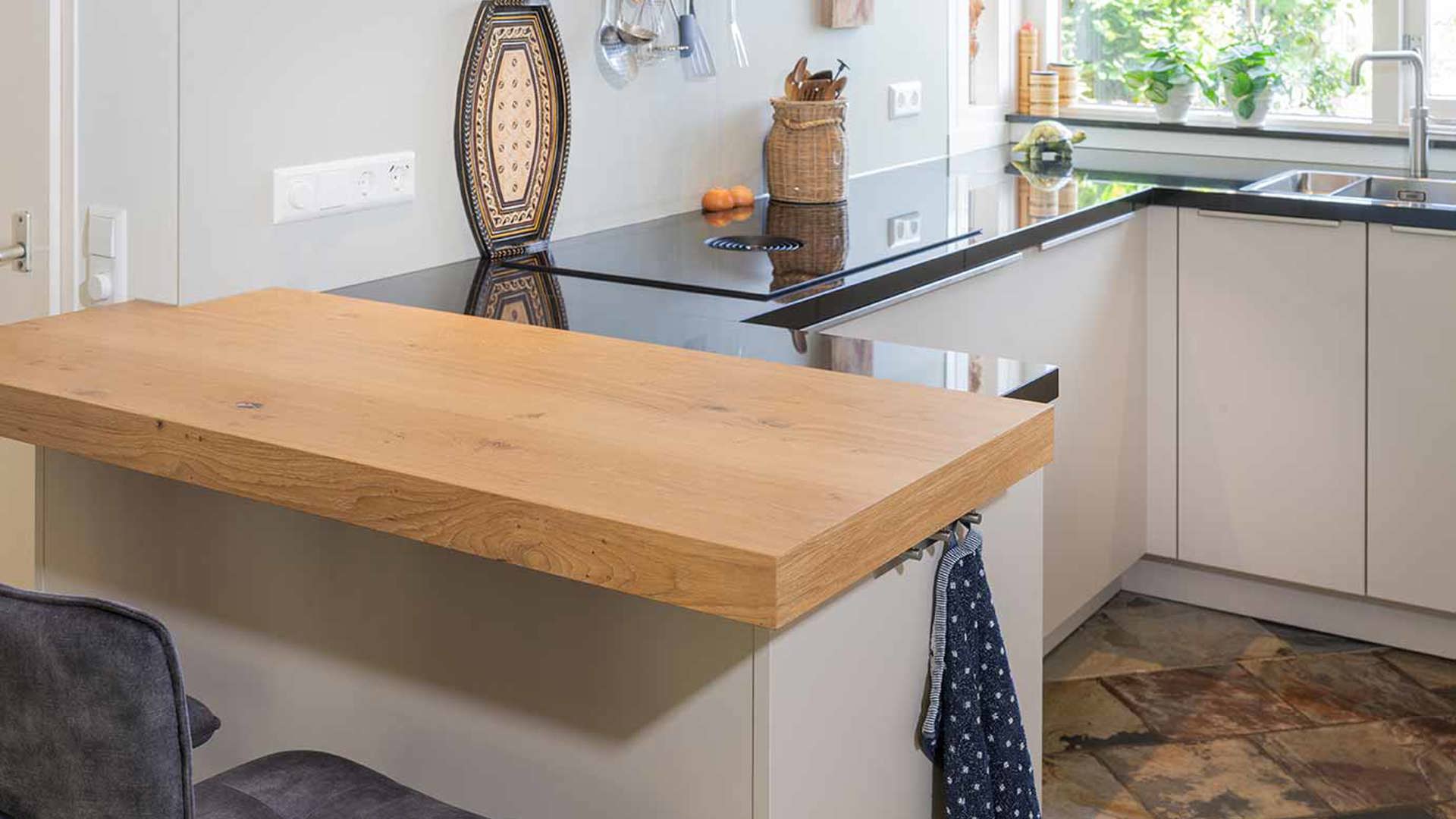 Zandkleurige G-keuken met bar