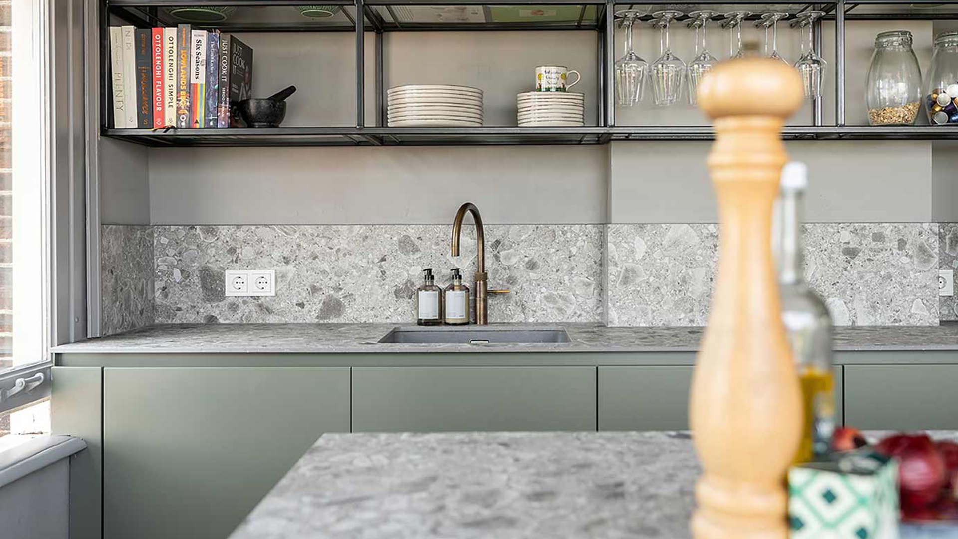 Keuken met eiland olijfgroen keramiek blad