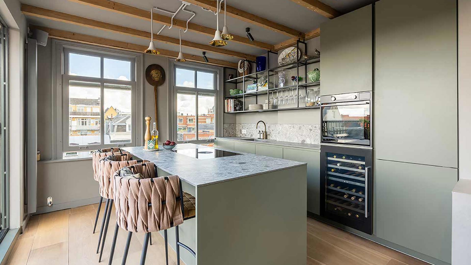 Keuken met eiland olijfgroen