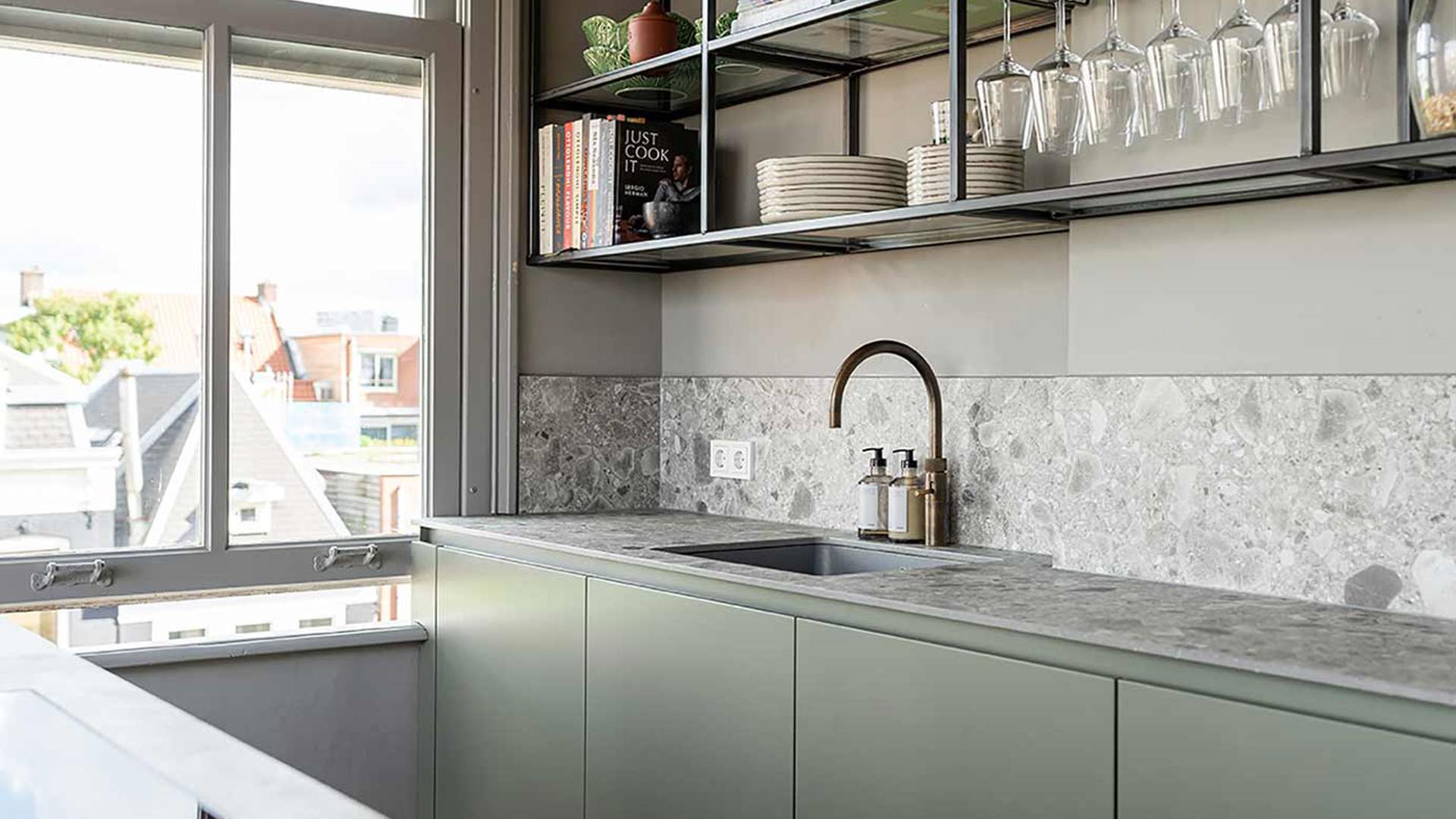 Keuken met eiland olijfgroen quooker