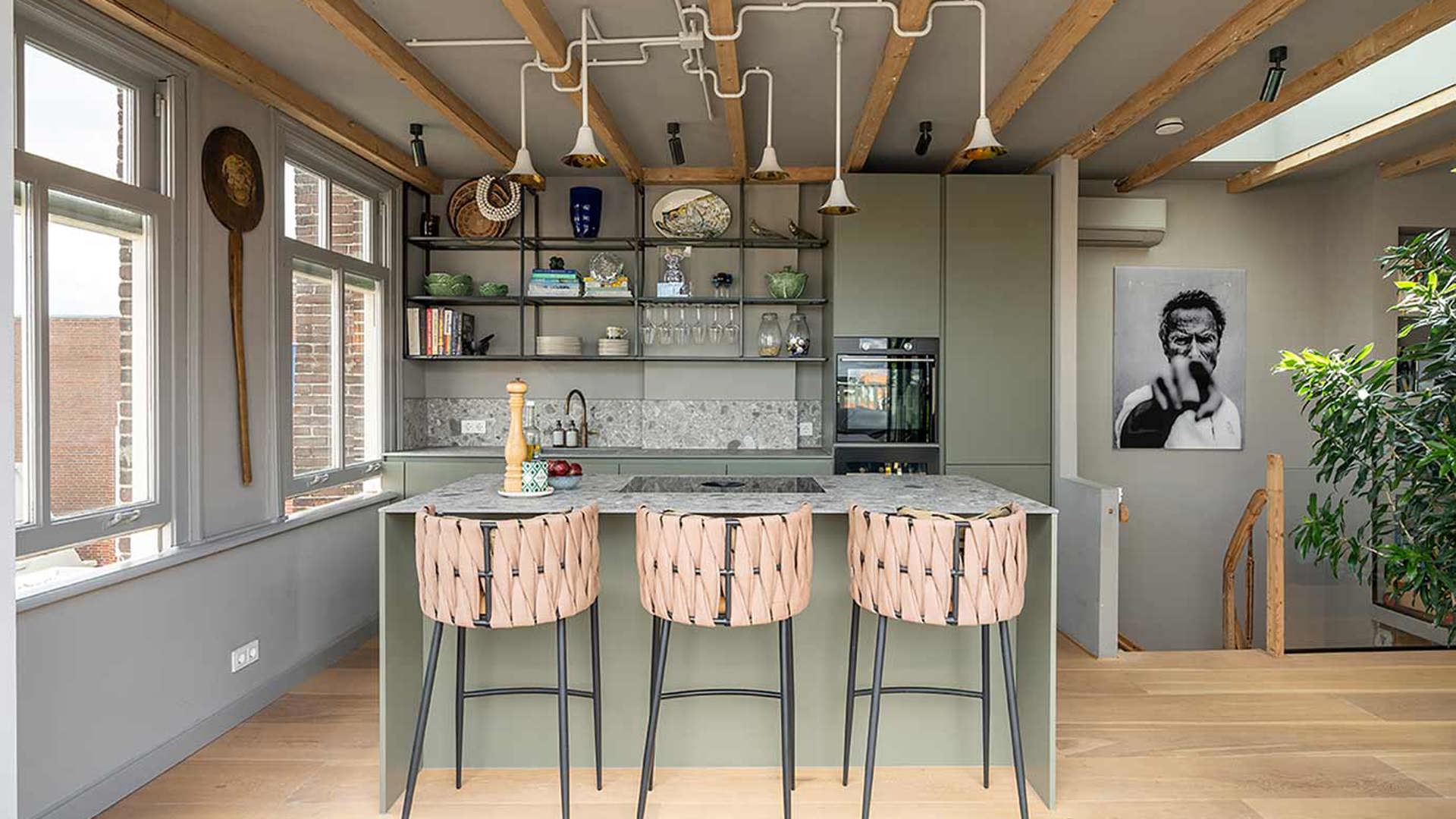 Keuken met eiland olijfgroen