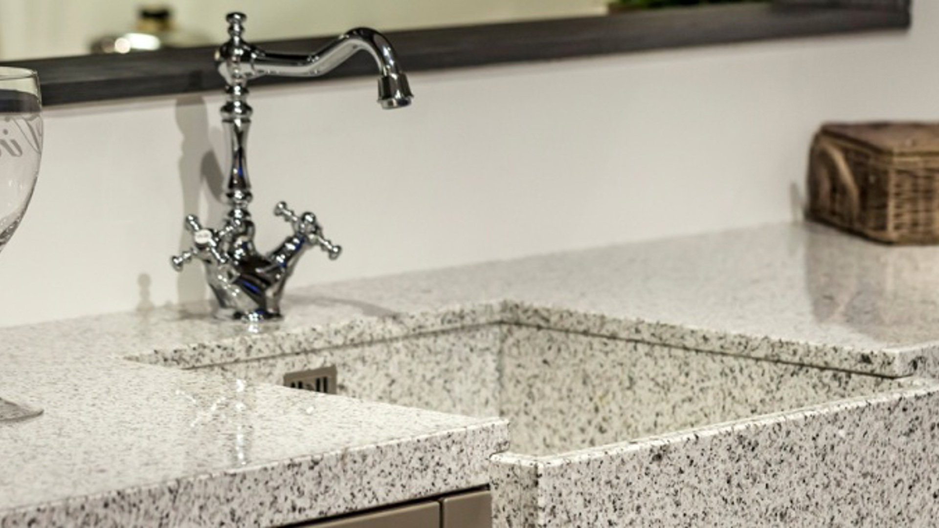 Terrazzo aanrechtblad met keukenaccessoires