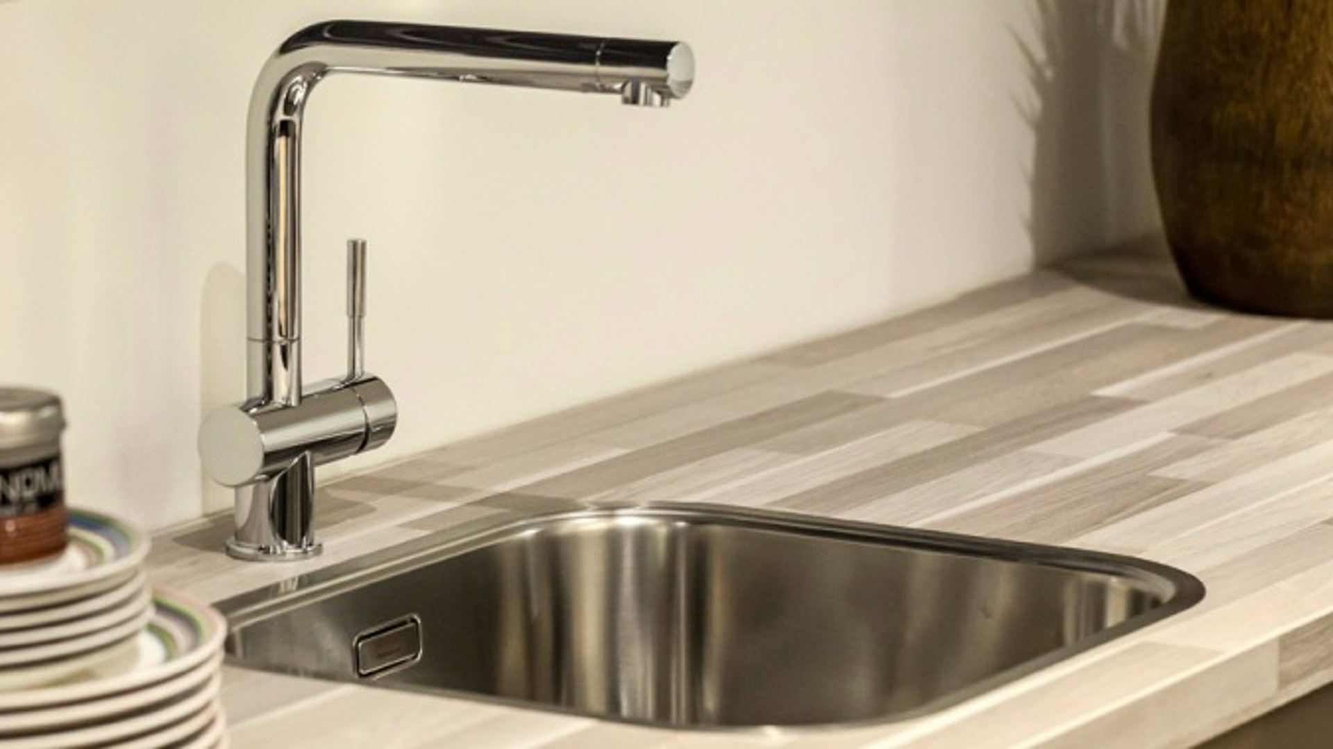 Kunststof aanrechtblad met keukenaccessoires