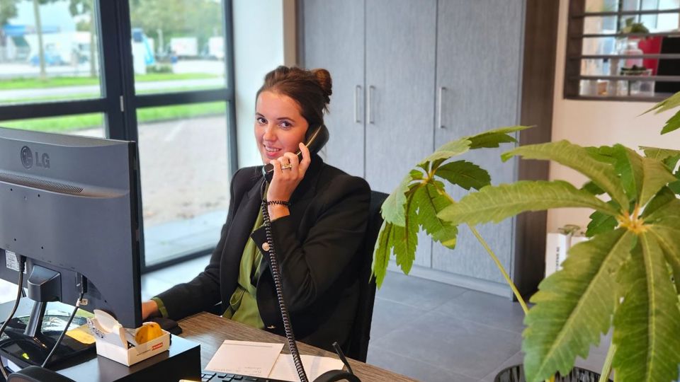 Sandra Brinkman aan het telefoneren