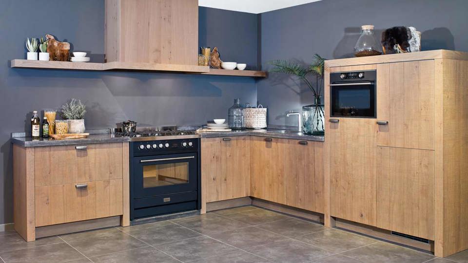 Houten keuken in hoekopstelling