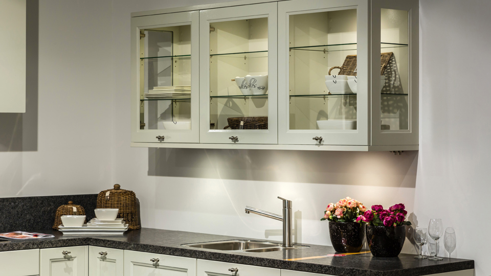 Tijdloze keuken met mooie vitrinekastjes