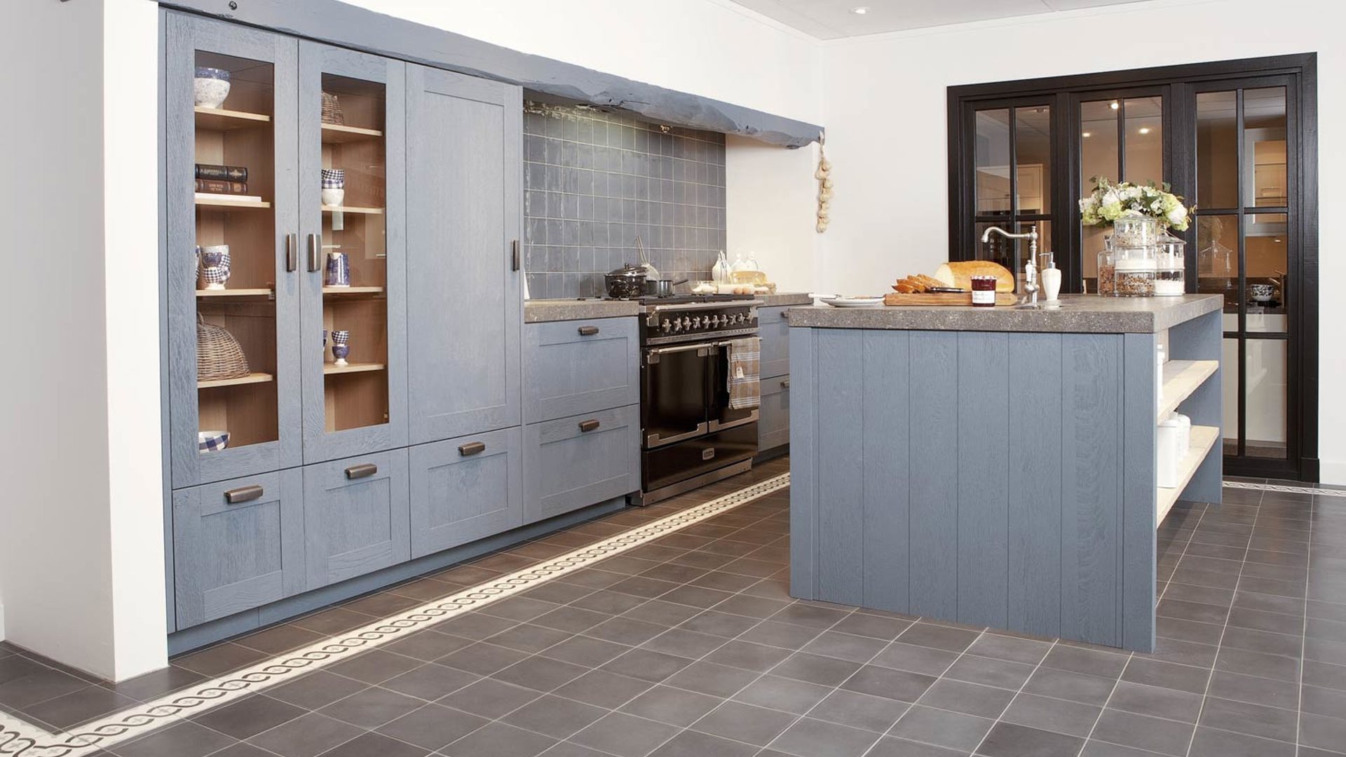 Blauwe keuken met keukeneiland