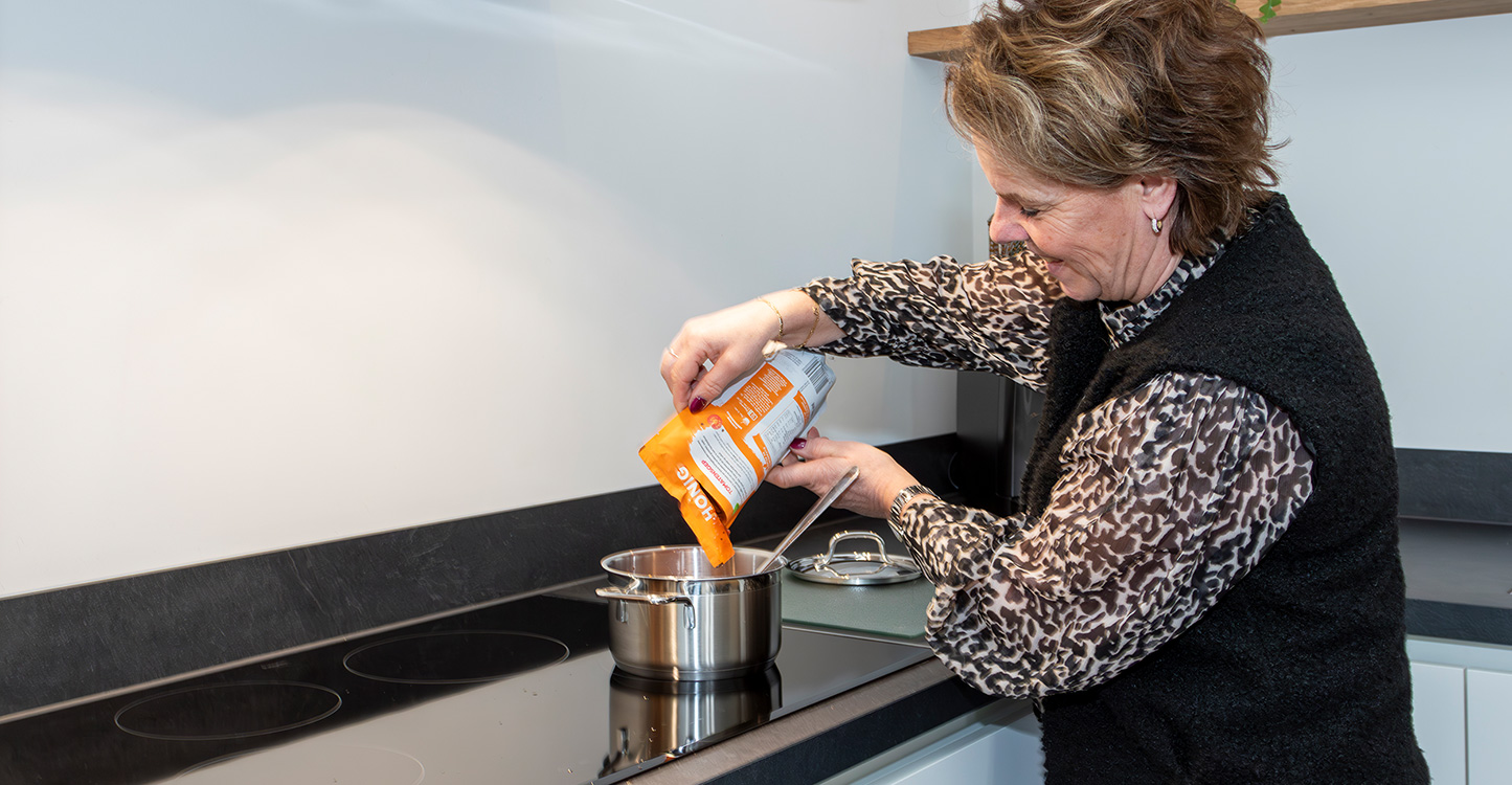 Witte moderne keuken met inductiekookplaat koken 