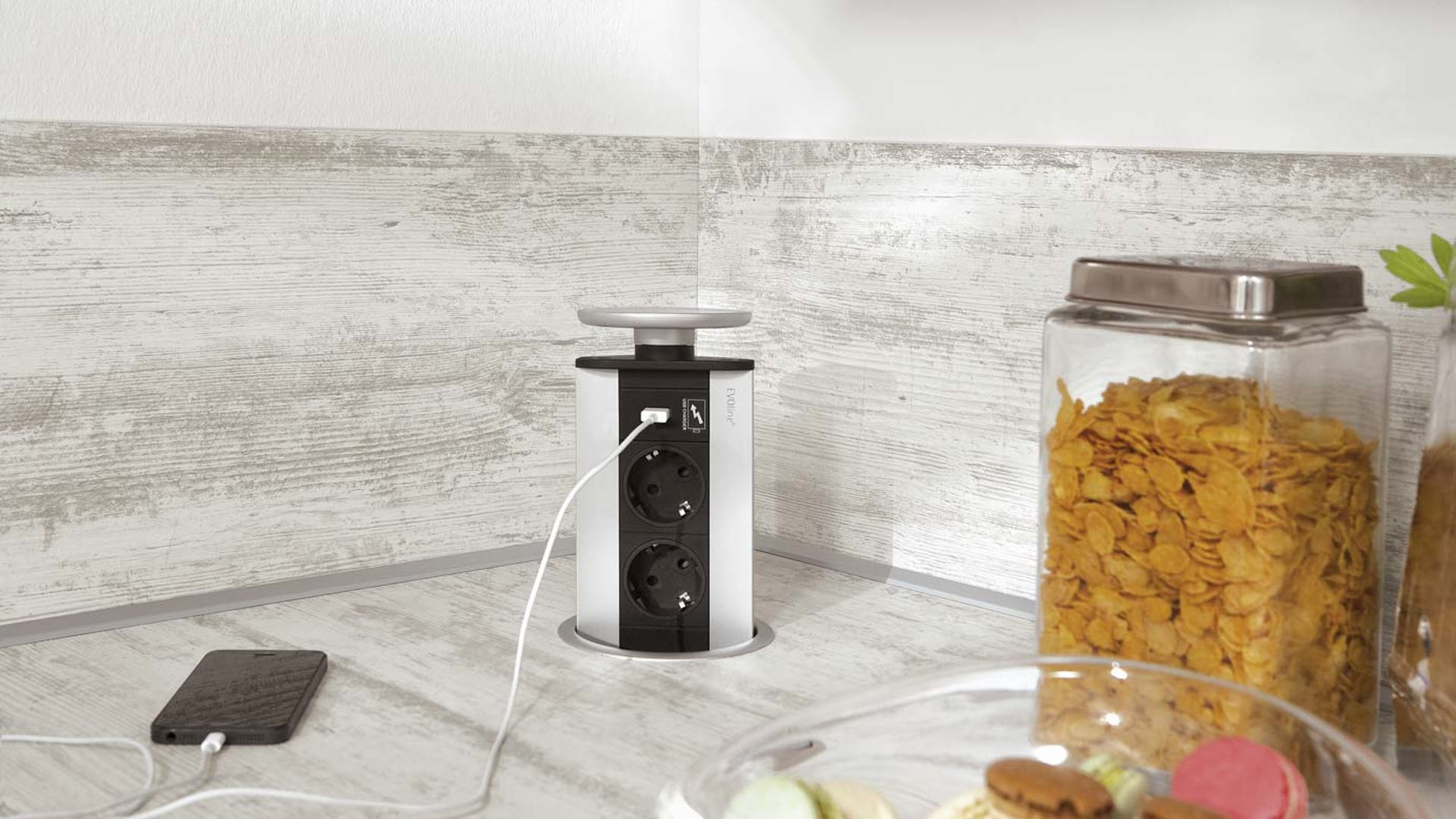 Stopcontact in werkblad handig in gebruik