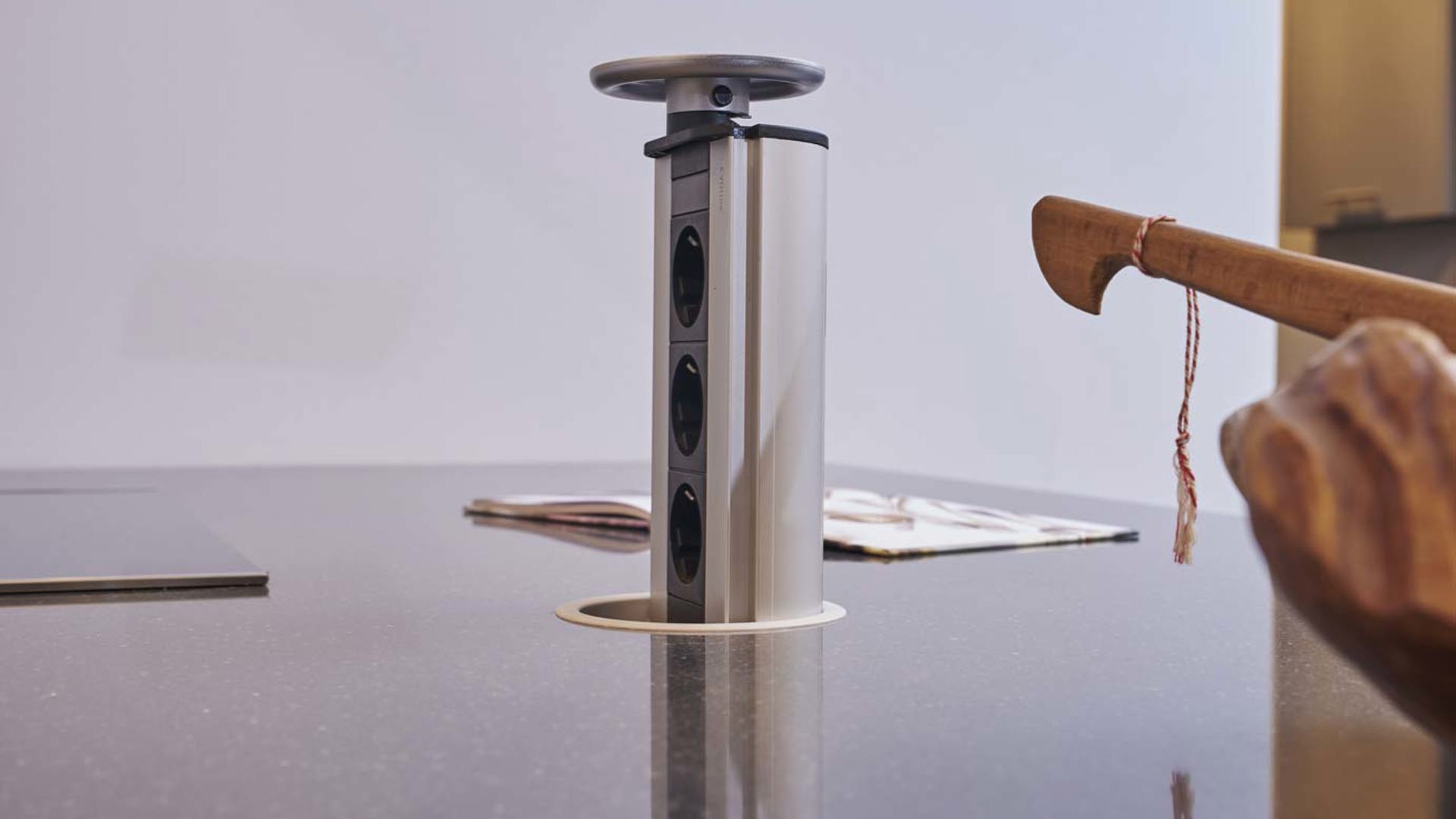 Stopcontact in werkblad rechtop staand