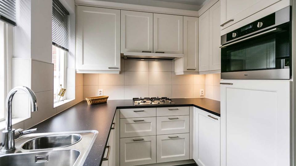 Kleine u keuken. Kleine witte landelijke keuken