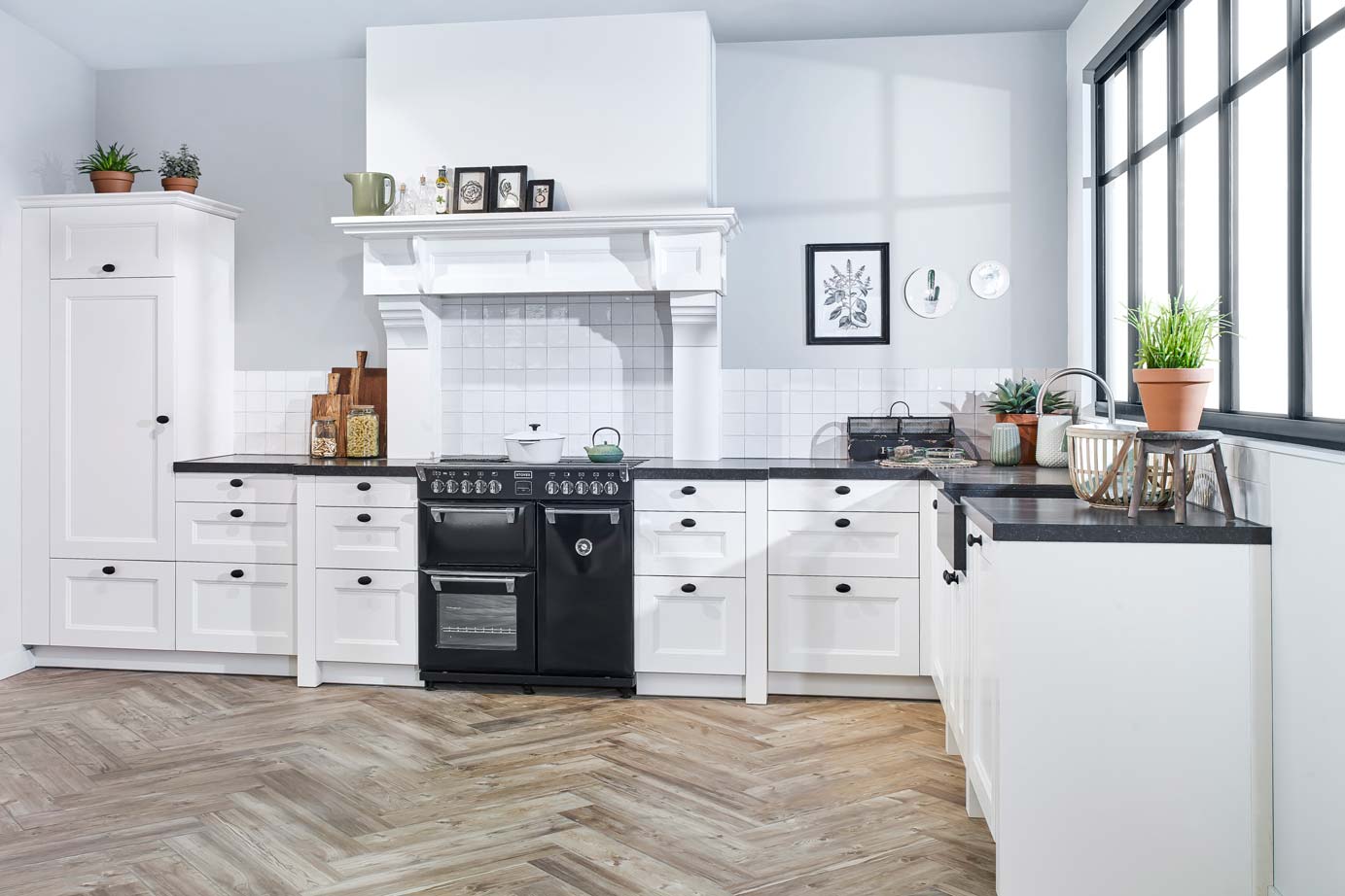 Witte landelijke keuken met fornuis