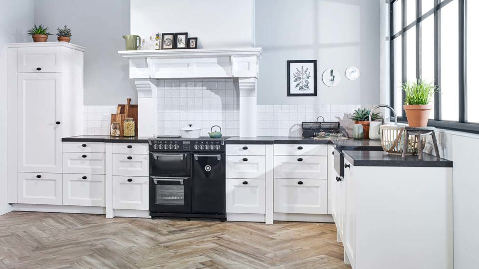 Witte landelijke keuken met fornuis