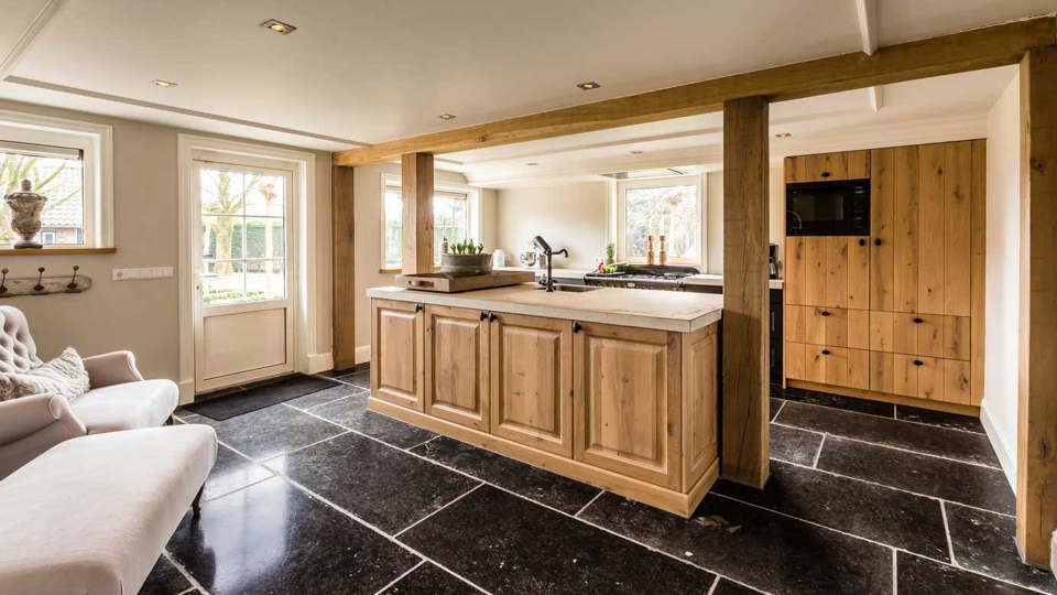 Vloertegels in een landelijke houten keuken met eiland