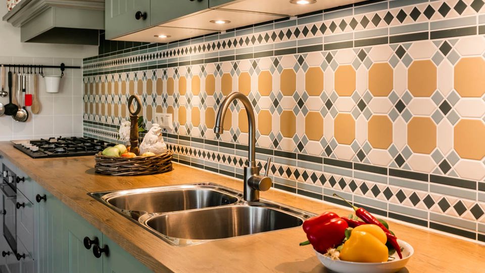 Trendy wandtegels in landelijke keuken