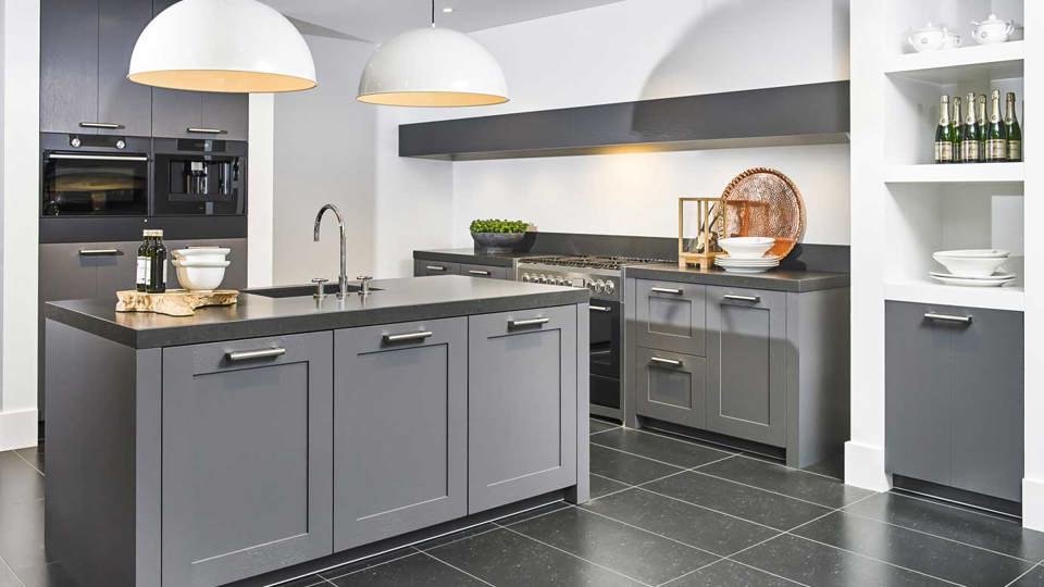 Grijze maatwerk keuken