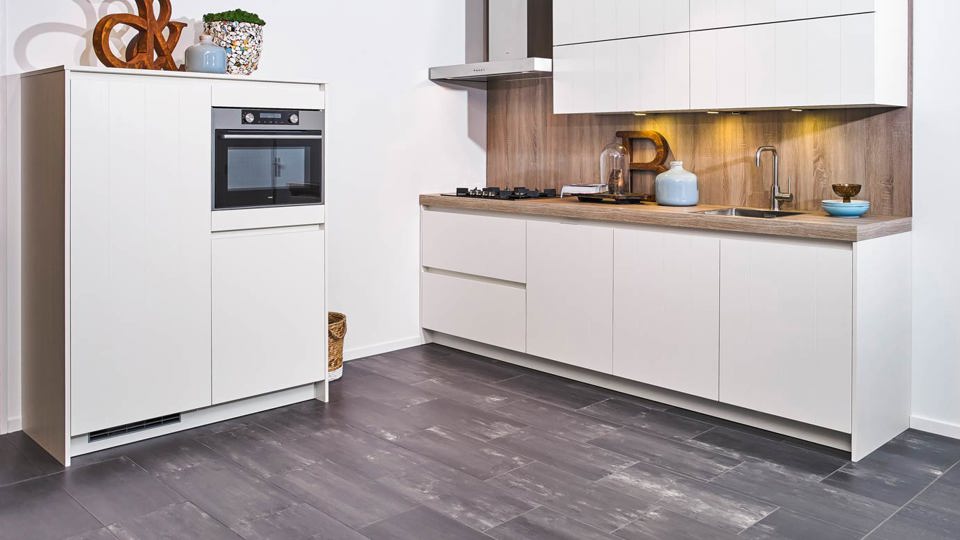 Greeploze witte keuken met kastenwand