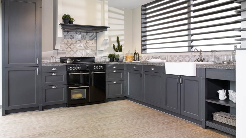 Zwarte landelijke keuken in hoekopstelling, met Belling fornuis. Van het merk Schmidt.