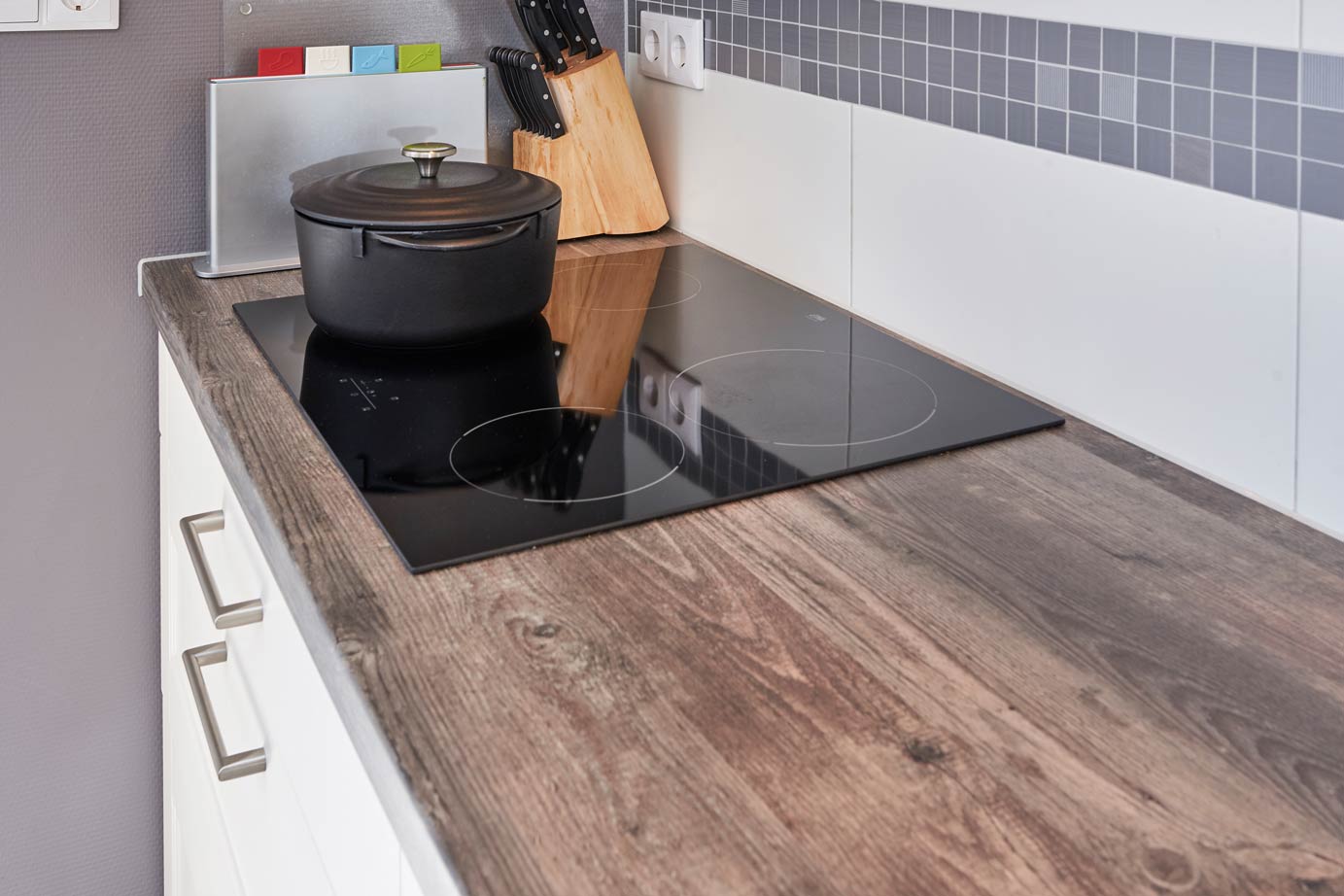 Tijdloze keuken Axel met kunststof werkblad en inductiekookplaat