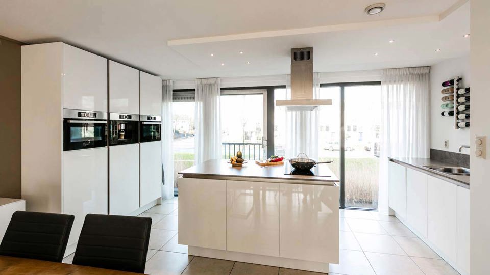 Moderne woonstijl: modern keuken met kookeiland en kastenwand
