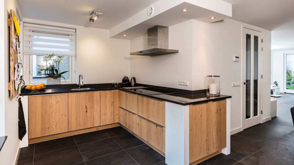 Moderne hoekkeuken met houten greeploos front