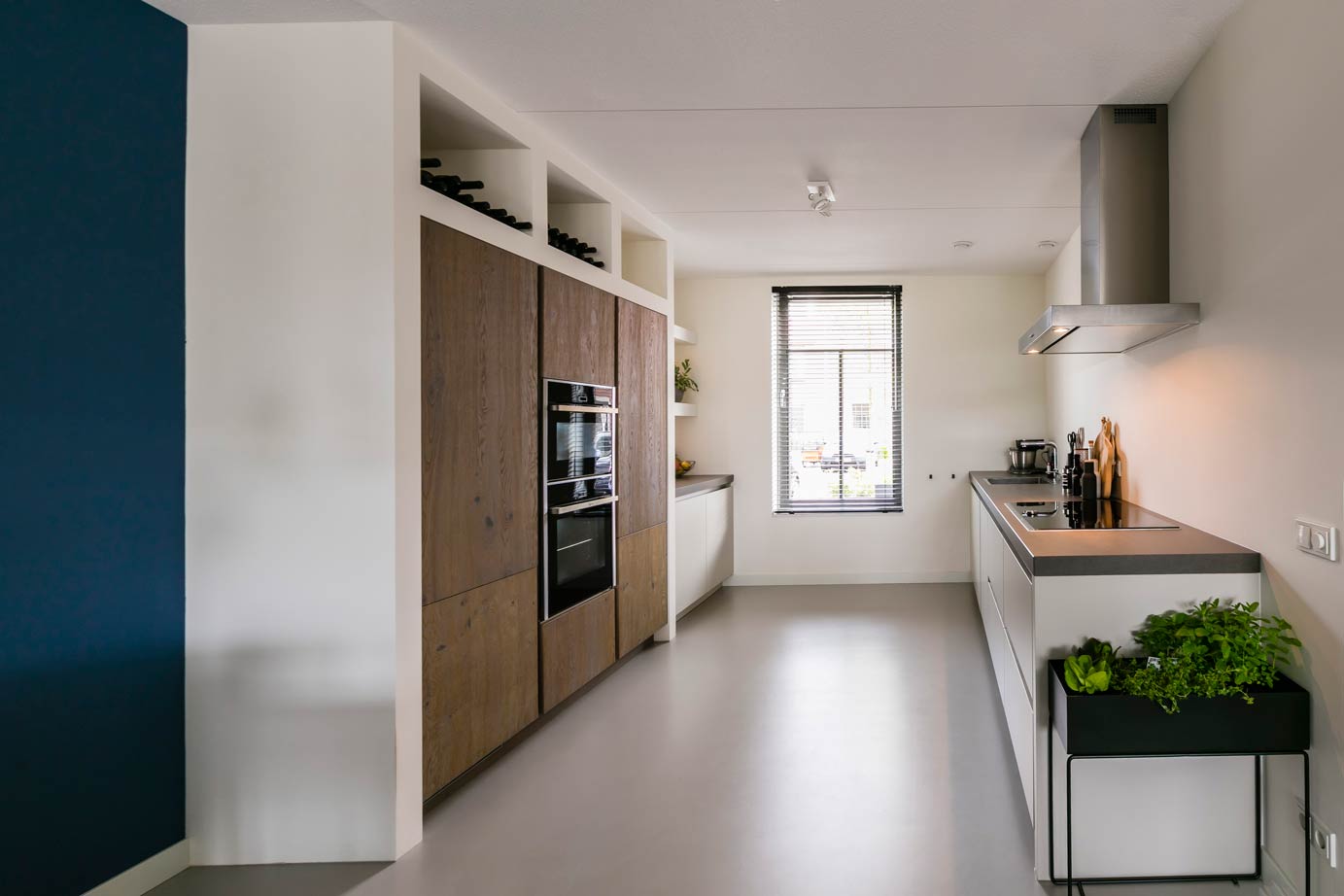 Moderne keuken Amsterdam met kastenwand
